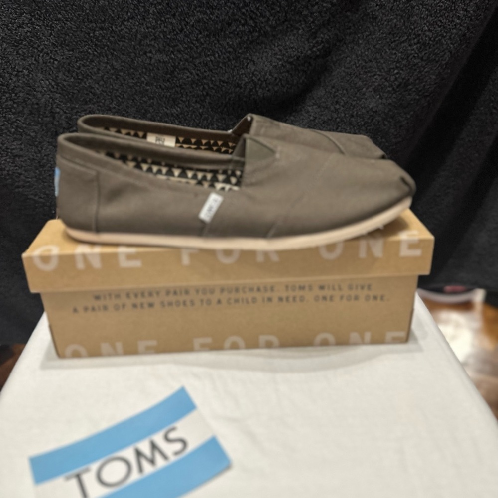 Women’s TOMS canvas shoes sz. 10 NWT
